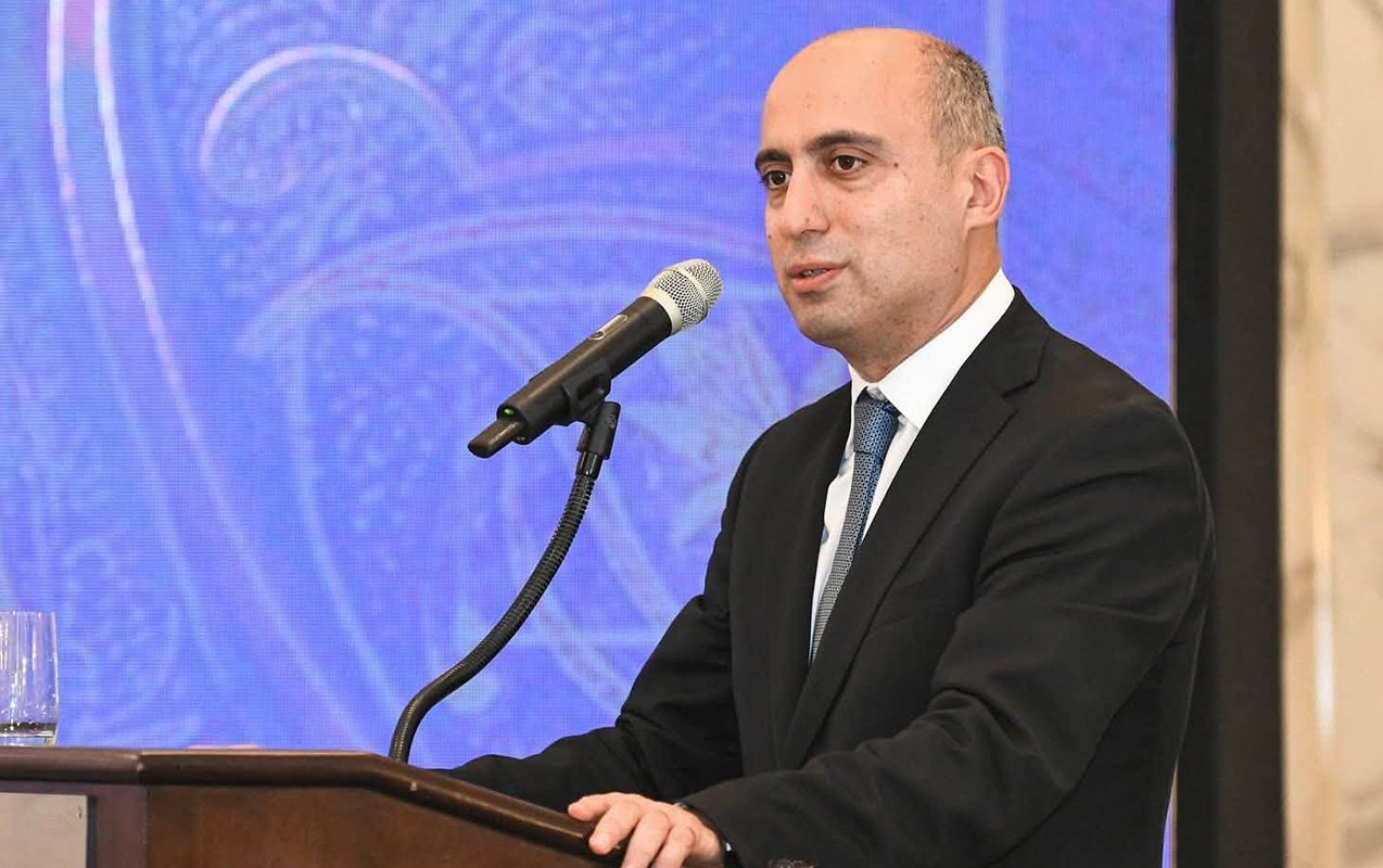 Emin Əmrullayev müəllimləri təbrik etdi
