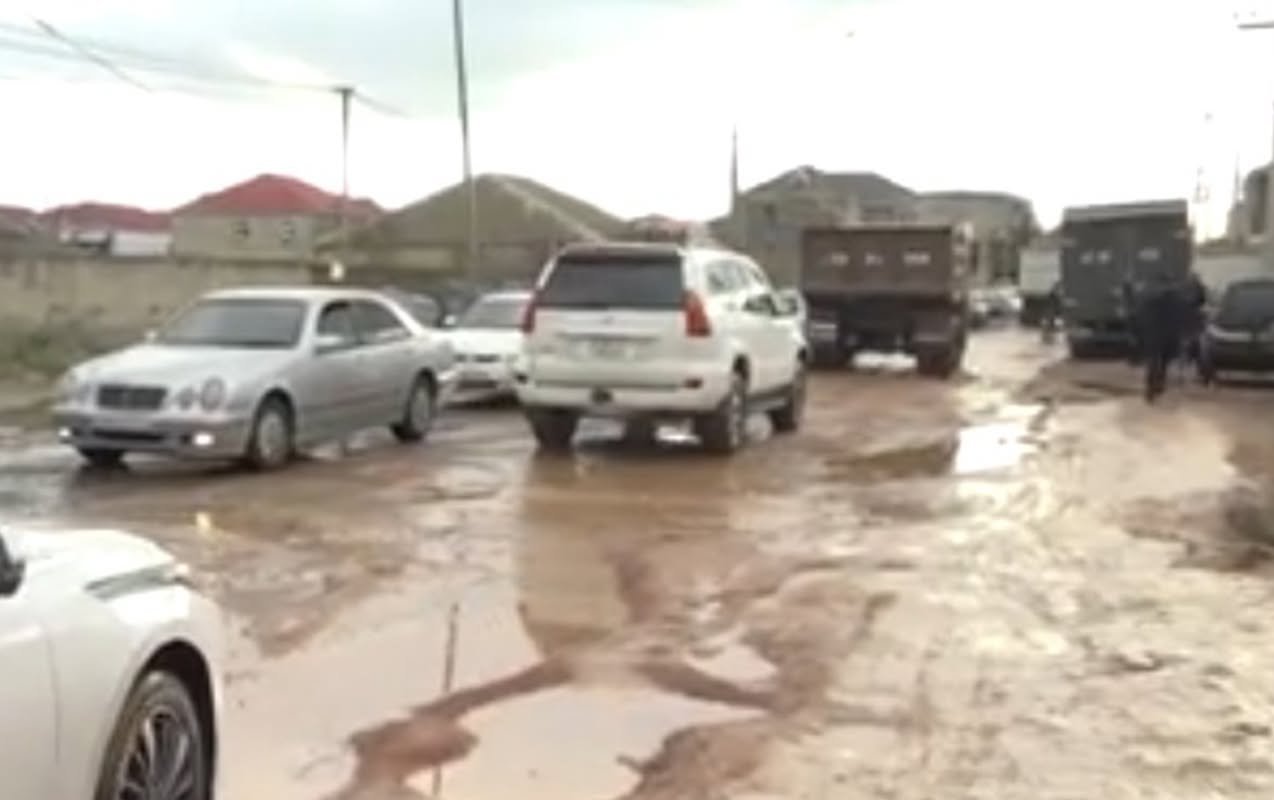 Məmmədlidə yağış yolu iflic edib