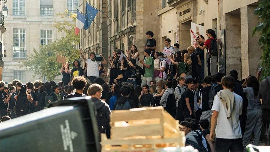 Fransada məktəblilərin etiraz aksiyalarında 504 nəfər saxlanılıb, 48 hüquq-mühafizə orqanı əməkdaşı yaralanıb