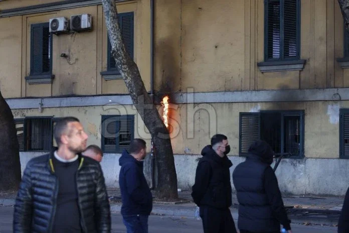 Albaniyada tələbələr hökumət binasına “Molotov kokteyli” atmağa cəhd ediblər