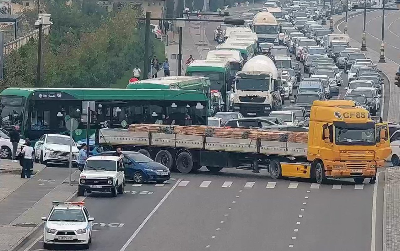 Bakıda yolda qalan yük maşını problem yaradıb