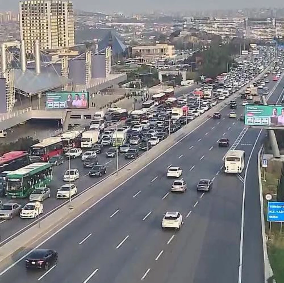 Bakının bir sıra yollarında nəqliyyatın sıxlığı müşahidə olunur