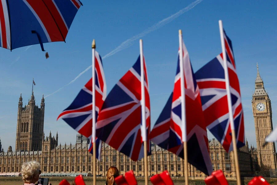 Böyük Britaniyanın dövlət borcu ilk dəfə 3 trilyon funtu ötüb
