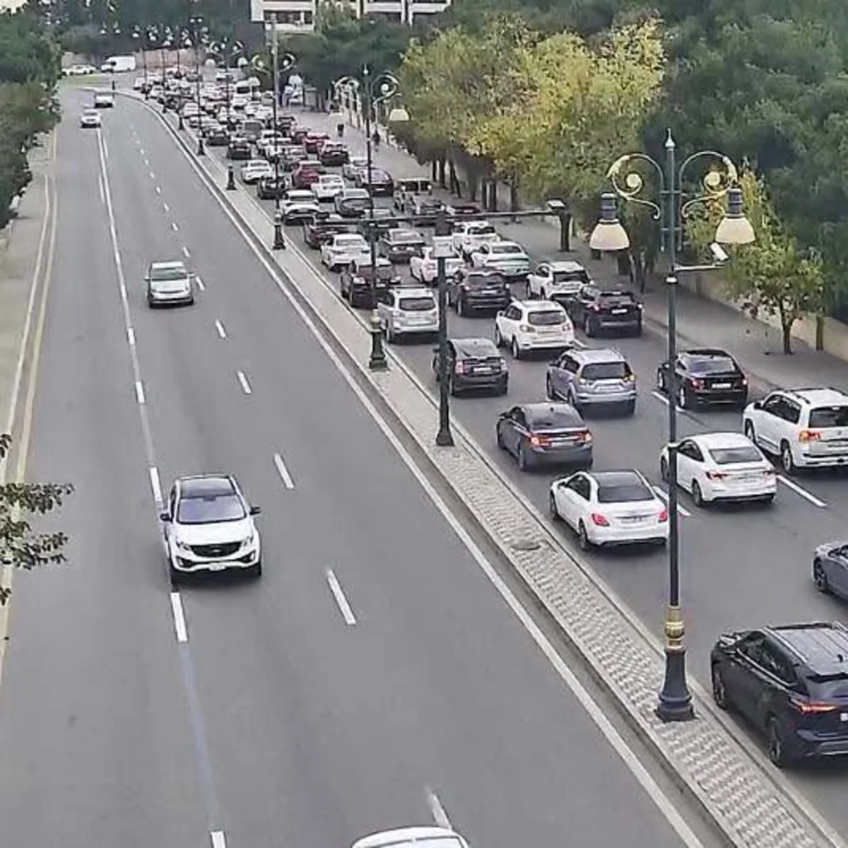 Bakının bir sıra yollarında nəqliyyatın sıxlığı yaranıb