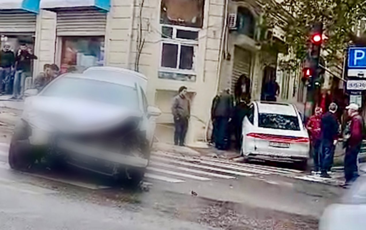 Nəsimidə iki avtomobil toqquşdu, biri səkiyə çıxdı