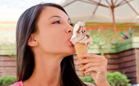 Врач предостерег от употребления мороженого в жару