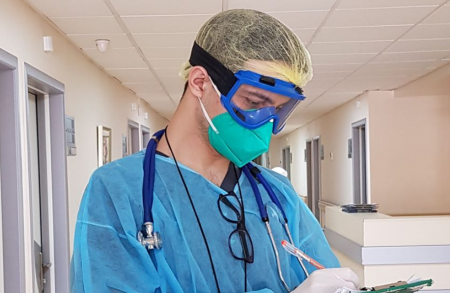 «Верьте нам! Не говорите людям, что вируса нет»: заразившийся COVID-19 врач обратился к азербайджанцам