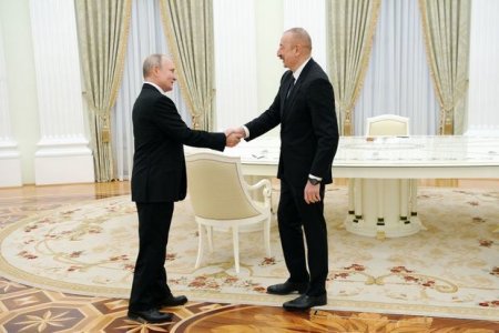 Путин при встрече поочередно обнял Алиева и Пашиняна, те кивнули друг другу - ВИДЕО