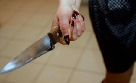 В Баку женщина нанесла себе ножевое ранение
