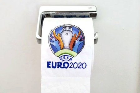 Немецкий художник изобразил яркие события Евро на туалетной бумаге