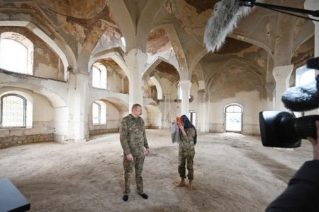 Ильхам Алиев и Мехрибан Алиева ознакомились с реставрационными работами в мечети Ашагы Говхар Ага