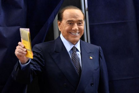 Берлускони заявил, что пошутил насчет присланных Путиным 20 бутылок водки