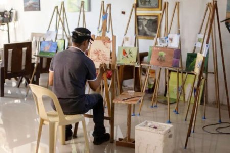 Филиппинский художник создает картины из собственной крови