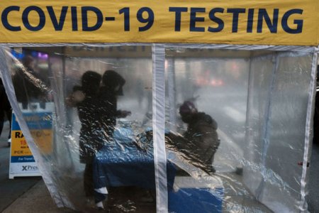 США вводят обязательный тест на COVID-19 для прибывших из Китая
