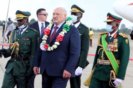 В Зимбабве Лукашенко проводили с почетным караулом, танцами и козлом - ВИДЕО