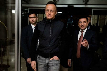 Глава МИД Венгрии прибыл с визитом в Азербайджан
