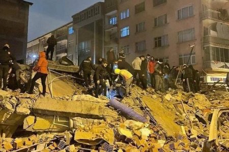 В городе Адане на юге Турции в результате землетрясения обрушилось 17-этажное здание