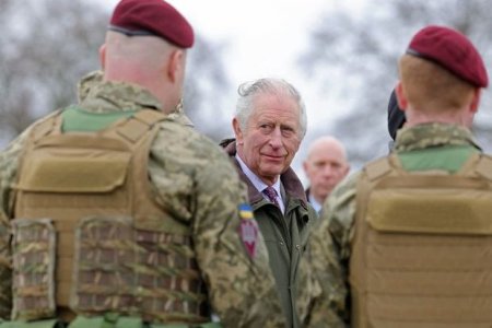 Карл III посетил обучающихся в Британии украинских военных - ФОТО
