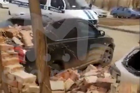 Кирпичный забор повредил девять автомобилей в российском Новочеркасске - ВИДЕО