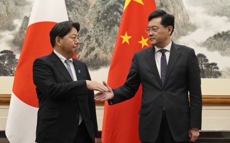Главы МИД Китая и Японии встретились впервые за три года