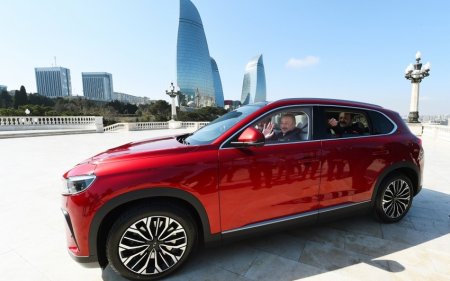 Президент Ильхам Алиев сел за руль электромобиля Togg