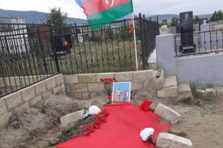 На могиле убитой женщины поставили ее снимок вместе с супругом-шехидом - ФОТО