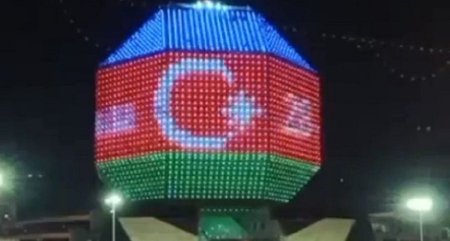 Флаг Азербайджана спроецирован на здании Национальной библиотеки Беларуси