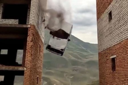 Ростовский каскадер выжил после падения с крыши здания в автомобиле