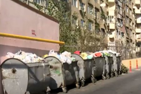 В Баку жильцы здания жалуются на неправильное расположение мусорных контейнеров - ВИДЕО