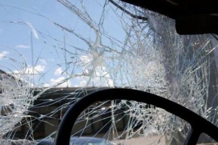 В Огузском районе автомобиль врезался в дерево: есть пострадавшие