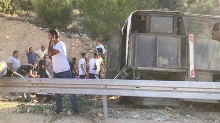 Türkiyədə hərbçiləri daşıyan avtobus aşdı: Ölənlər var - FOTO