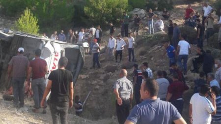Türkiyədə hərbçiləri daşıyan avtobus aşdı: Ölənlər var - FOTO