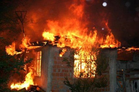 Şamaxıda 3 otaqlı ev yandı