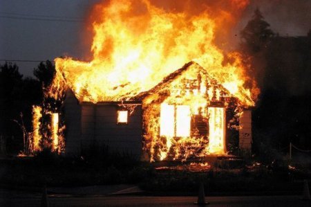 Neftçalada üç otaqlı ev yandı