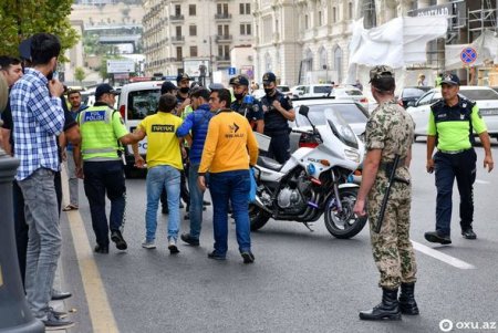 Bakıda polis əməkdaşı qəzaya düşdü: Yaralılar var - YENİLƏNİB + FOTO/VİDEO