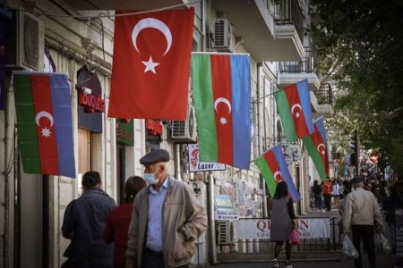 Bakı küçələrinin bayraqlarla bəzədilməsi Türkiyə mətbuatında - FOTO