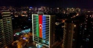 Bu nazirliyin binası bayrağımızın rənglərinə boyandı - Foto