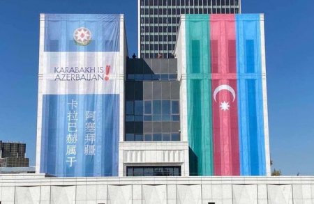 Pekində binanın üzərində Azərbaycan bayrağı işıqlandırılıb - FOTO