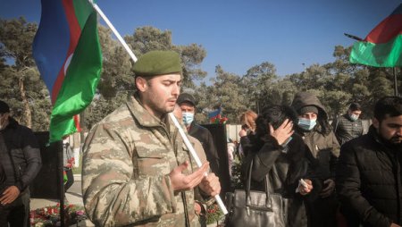 Azərbaycan xalqı Yeni ilin ilk günü Şəhidlər xiyabanına axışdı - FOTO