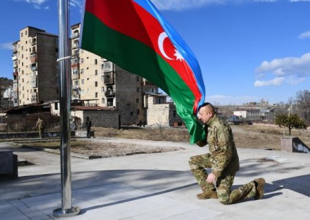 Prezident Şuşada Azərbaycan bayrağını qaldırdı - FOTOLAR