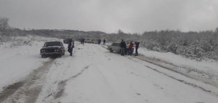 Şamaxı-Muğanlı-İsmayıllı yolunda avtomobillərin hərəkəti iflic oldu - FOTO