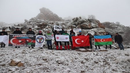 Türkiyə alpinistləri Xocalı qurbanlarını Haçadağda  yad ediblər