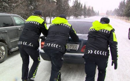 Bu gün polis əməkdaşları yollarda köməksiz vəziyyətdə qalan yüzlərlə sürücü və sərnişinə kömək edib