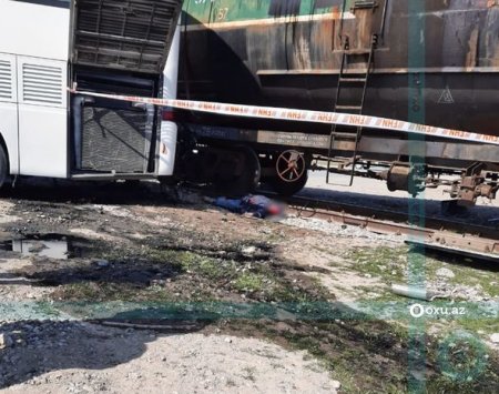 Sumqayıtda qatar avtobusla toqquşdu: Kişinin başı bədənindən ayrıldı - YENİLƏNİB + FOTO/VİDEO