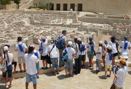 İsrail Səhiyyə Nazirliyi turist qruplarının ölkəyə buraxılmasını təxirə salmağa çağırıb