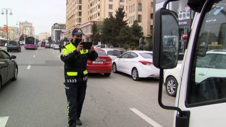 Yol polislərin dayanma-durma və parklanma  qaydalarını pozan sürücülərə qarşı reyd keçirib - video