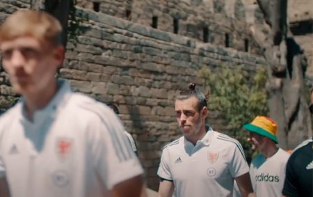Uelsli futbolçuların Bakı gəzintisi - Video