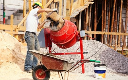 Bakıda kişi betonlanmış çuxura yıxılıb öldü