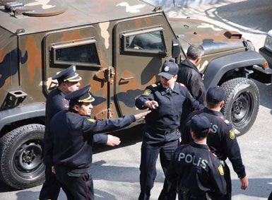 Əfqanlar Bakıda aksiya keçirdi, polis müdaxilə etdi - Video