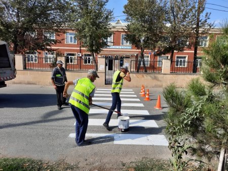 Ucar və Salyanda piyada keçidləri yenidən rənglənir, köhnə yol nişanları isə yeniləri ilə əvəz olunur